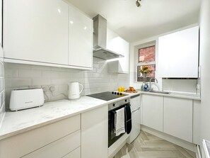 Kjøleskap, mikrobølgeovn, ovn og kokeplater