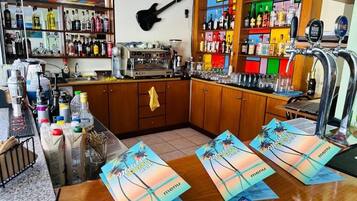 Bar tepi kolam renang