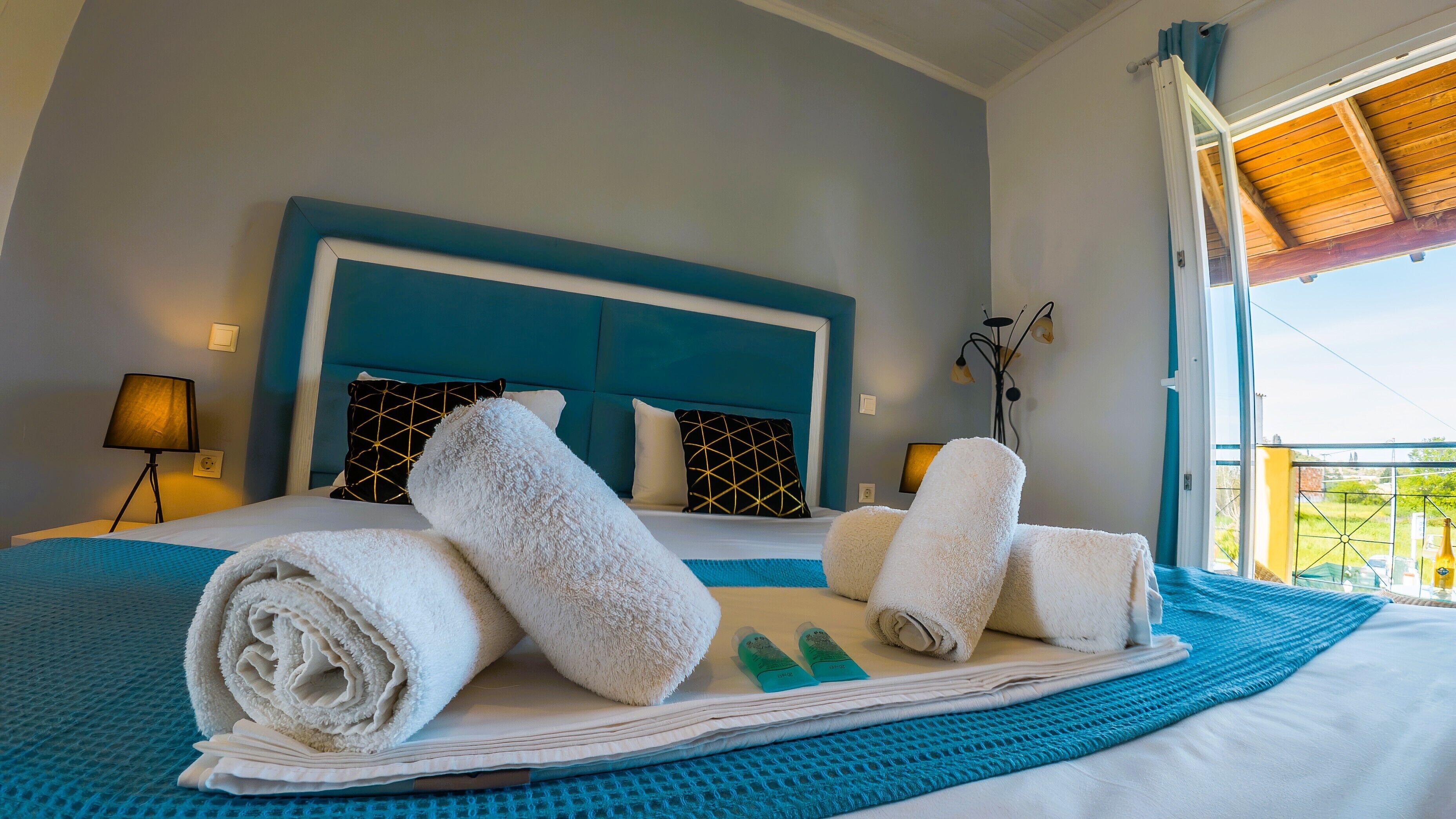 Romantic Room | Free WiFi, bed sheets
