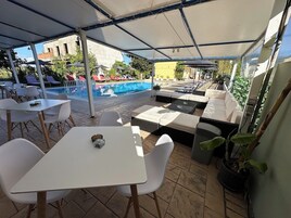 Bar junto a la piscina