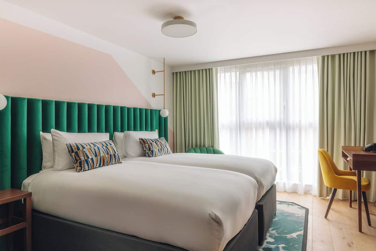 Standard Room, 2 Single Beds | Hypo-allergenic bedding, minibar, in-room safe, desk