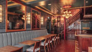 Serves lunch and dinner