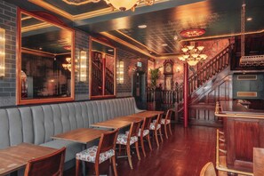 Serves lunch and dinner - Hotel Indigo London Clerkenwell by IHG (London)