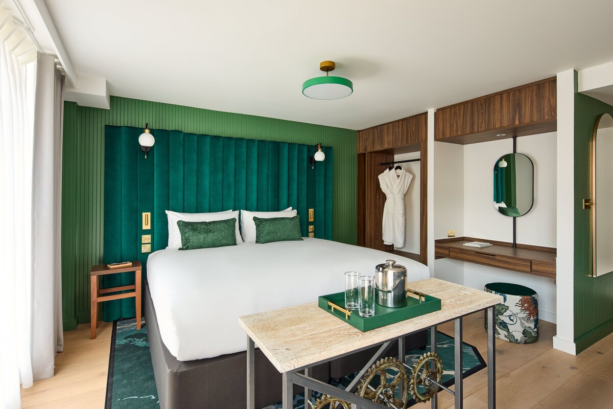 Suite, 1 King Bed | Hypo-allergenic bedding available, minibar, in-room safe, desk