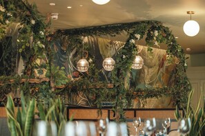 2 restaurants, breakfast, lunch, dinner served; local cuisine - Hotel Indigo London Clerkenwell by IHG (London)