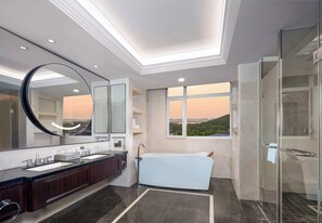 Suite, 1 Schlafzimmer (Study) | Badezimmer | Kostenlose Toilettenartikel, Haartrockner, Bademäntel, Hausschuhe