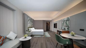 1 King Suite | Down duvets, in-room safe, blackout curtains, free cots/infant beds