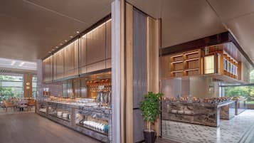 Daily buffet breakfast (CNY 98 per person)