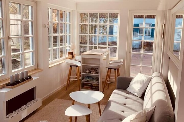 sonnendurchfluteter Wintergarten im Herbst zum Sonnenuntergang.