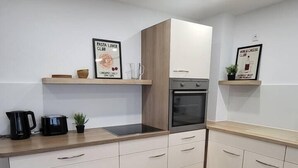 Kaffetrakter/tekoker, kjøleskap, ovn og kokeplater