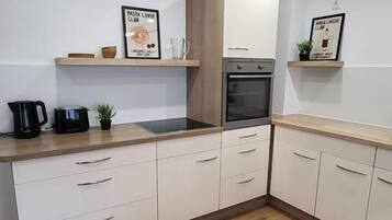 Jääkaappi, uuni, liesi, kahvin-/teenkeitin