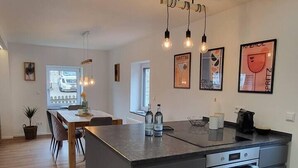 Coffee/tea maker, fridge, oven, stovetop