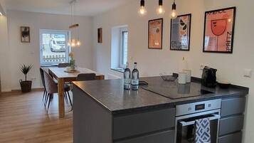 Fridge, oven, stovetop, dishwasher