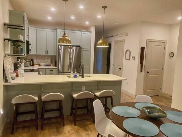 冰箱、微波炉、烤箱、炉灶