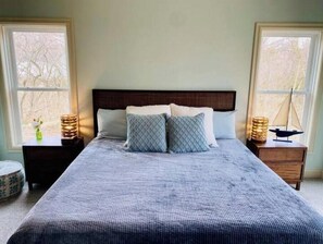 4 bedrooms, desk, travel crib, WiFi - Firefly Cottage (Kelleys Island)