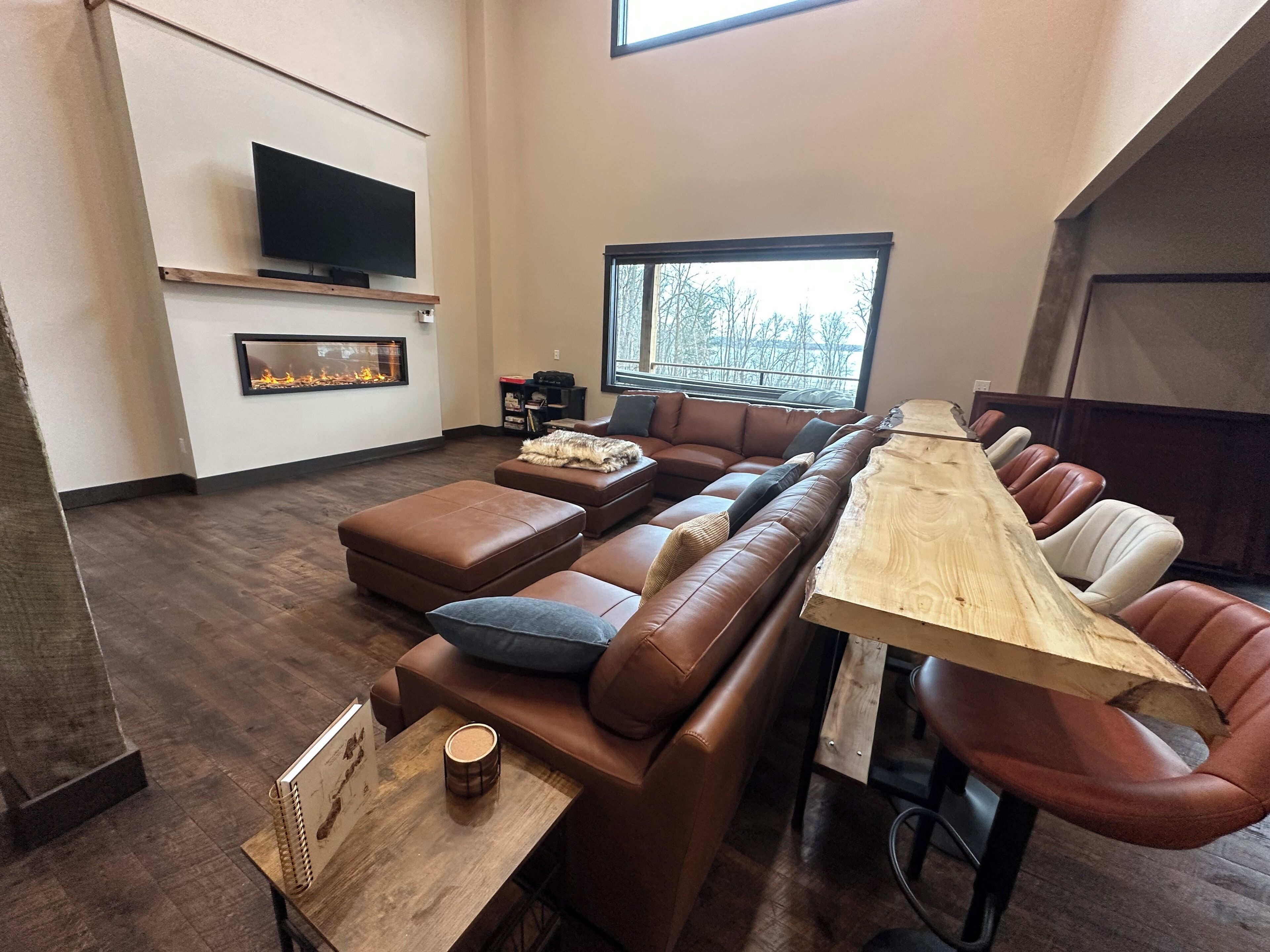 TV connectée, cheminée, jeux vidéo, écrans d'ordinateur