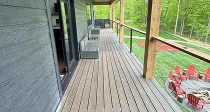 New Lake Home on Upper Cullen - volleyball, game room, sauna, and lots of trees!