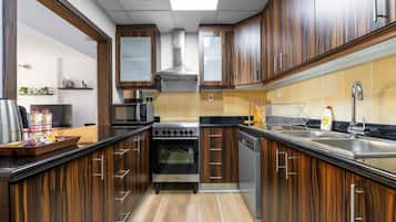 雪櫃、微波爐、焗爐、爐具