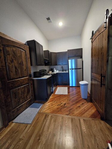 Charming 2-bedroom apartment in lovely Walnut Cove with AC, WiFi