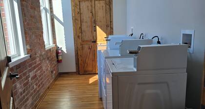 Charming 2-bedroom apartment in lovely Walnut Cove with AC, WiFi