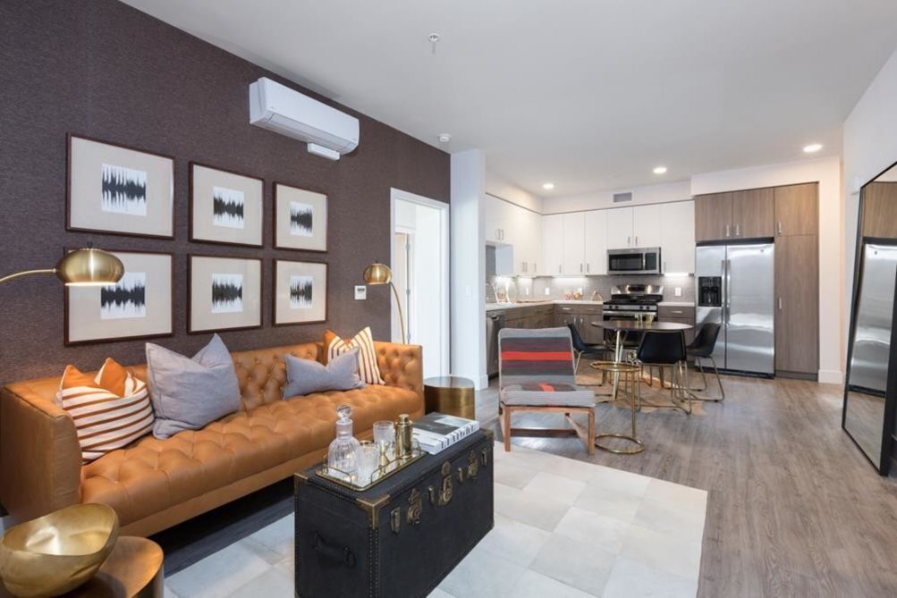 Televisión y chimenea 