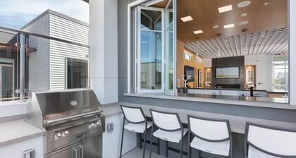 Stylish 3BR Escape in Roen Menlo Park – A Pool & BBQ Paradise Awaits