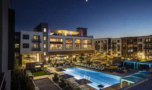 Modern Luxury Living in Menlo Park with Pool, Spa & Gym