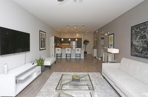 Tv och ett bordtennisbord