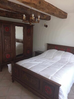 2 chambres, fer et planche à repasser
