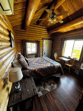1 bedroom, travel crib, WiFi, bed sheets. Cabin 6 at the Almo Inn, right by City of Rocks National Park and Castle Rock ID