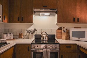 Fridge, microwave, oven, stovetop - Escape to comfort - 1 bed/1 bath, 1 min from Village Centre (Beaverdell)