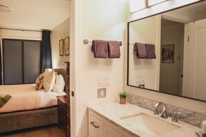 1 habitación, tabla de planchar con plancha, wifi gratis y ropa de cama 