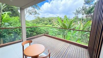 Quarto duplo luxo, banheira de imersão, vista para o jardim | 1 quarto, roupas de cama premium, camas com colchões pillow-top