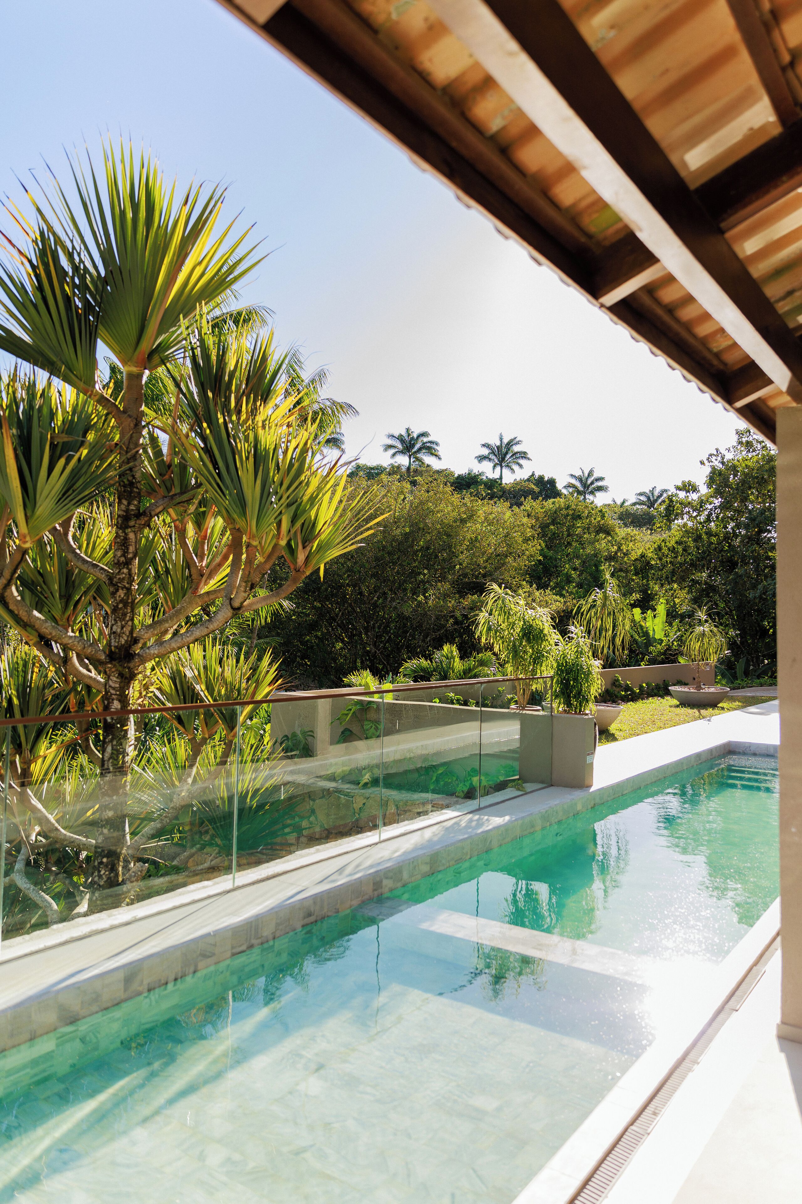 2 albercas al aire libre, sombrillas en la alberca y camastros 