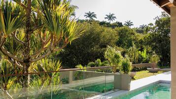 2 albercas al aire libre, sombrillas en la alberca y camastros