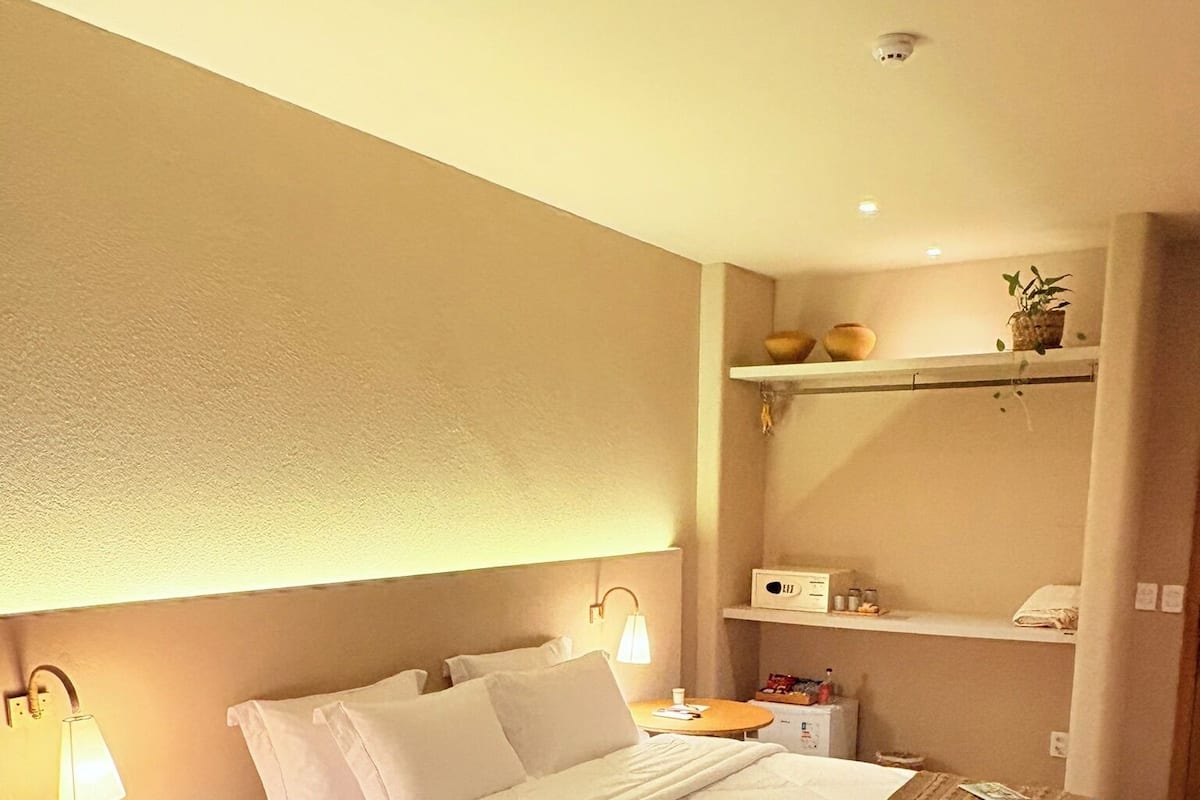 1 sovrum, sÀngtillbehör av högsta kvalitet, bÀddmadrasser och minibar