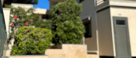 Piscina externa sazonal, funciona das 9h às 20h, barracas de cortesia