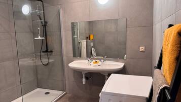 Sèche-cheveux, serviettes fournies, savon, papier toilette