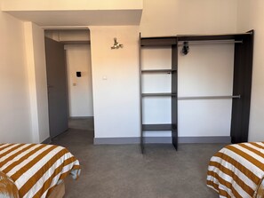 2 多间卧室、熨斗/熨衣板、上网接入、床单