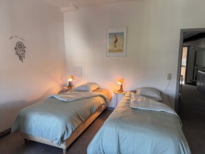 2 bedrooms, iron/ironing board, Internet, bed sheets