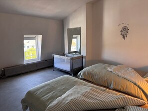 2 bedrooms, iron/ironing board, Internet, bed sheets