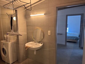 Douche, sèche-cheveux, serviettes fournies, savon