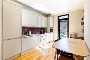 Geladeira, micro-ondas, fogão, lava-louças