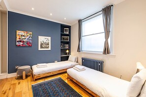 2 quartos, escrivaninha, ferros/tábuas de passar roupa