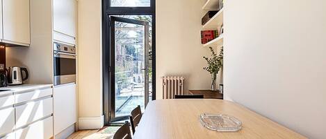 冷蔵庫、電子レンジ、オーブン、食器洗い機