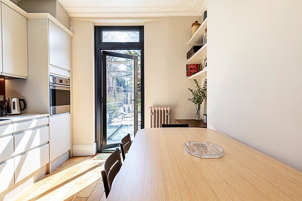 Kühlschrank, Mikrowelle, Ofen, Geschirrspüler