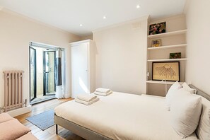 2 quartos, escrivaninha, ferros/tábuas de passar roupa