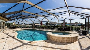 Una piscina al aire libre, una piscina climatizada