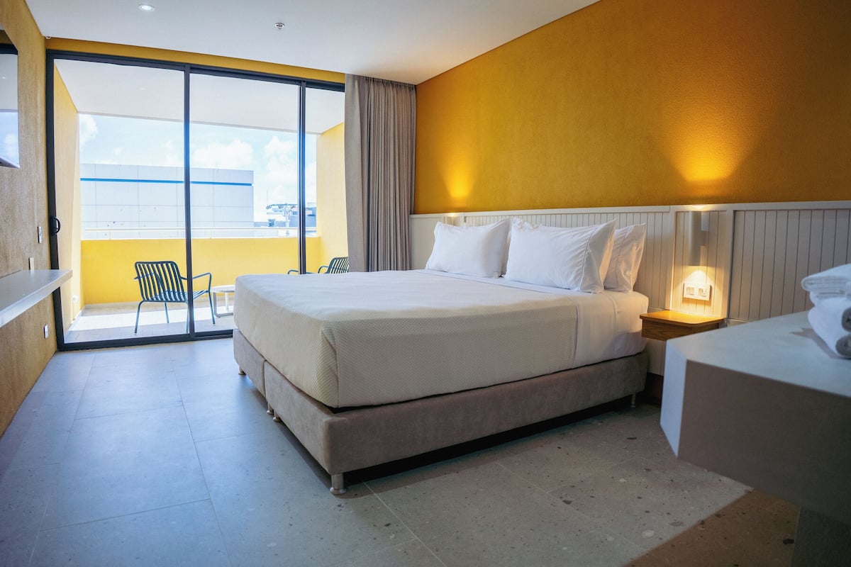 Junior Suite ( Cama King Balcón Vista Exterior) | 1 bedroom, hypo-allergenic bedding, minibar, in-room safe