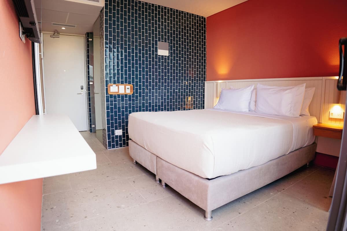 Room (Cama King Balcón vista exterior) | 1 bedroom, hypo-allergenic bedding, minibar, in-room safe